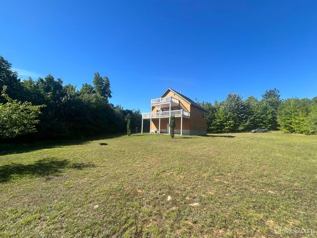 N8041 Harborview Drive, Munising, MI 49862