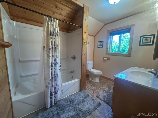 N8041 Harborview Drive, Munising, MI 49862