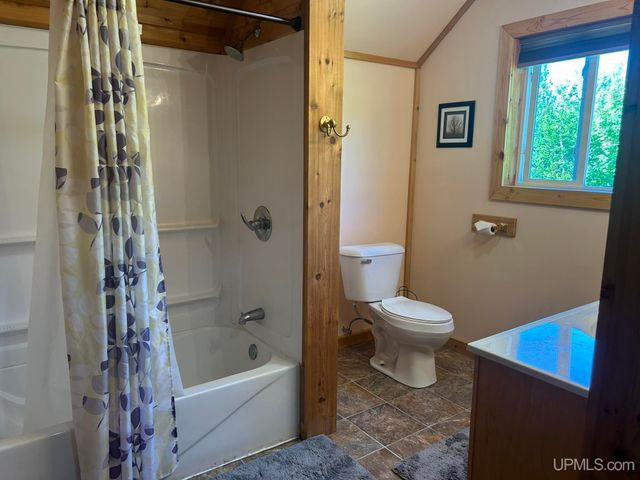 N8041 Harborview Drive, Munising, MI 49862
