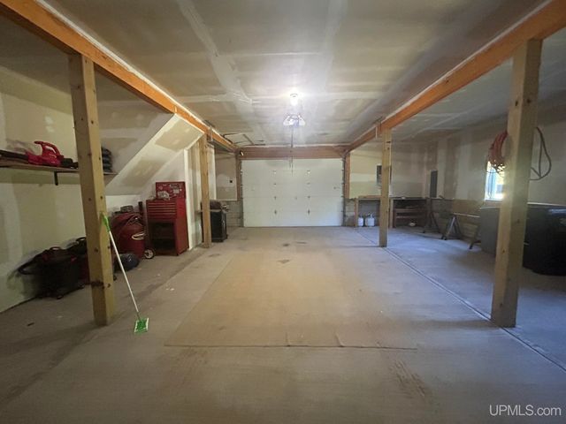 N8041 Harborview Drive, Munising, MI 49862