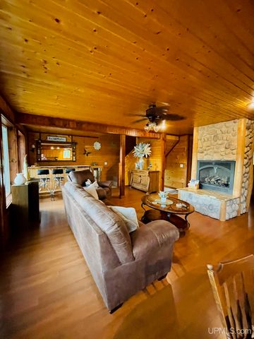 N8041 Harborview Drive, Munising, MI 49862