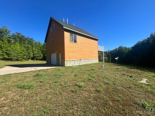 N8041 Harborview Drive, Munising, MI 49862