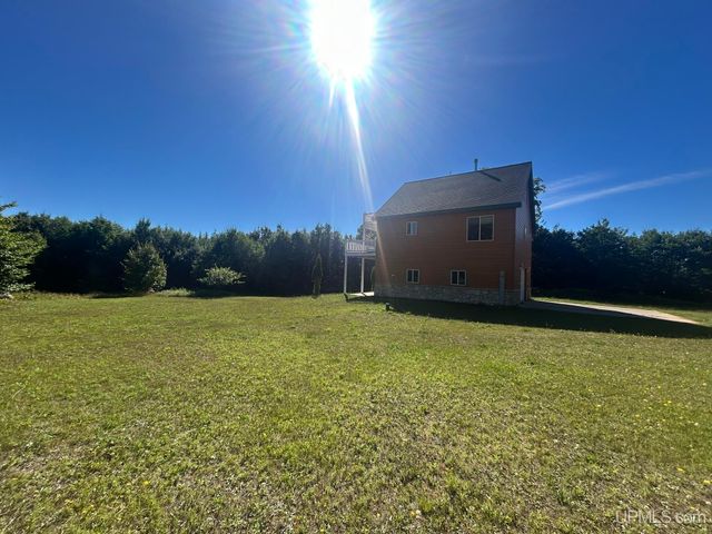 N8041 Harborview Drive, Munising, MI 49862