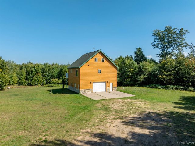 N8041 Harborview Drive, Munising, MI 49862