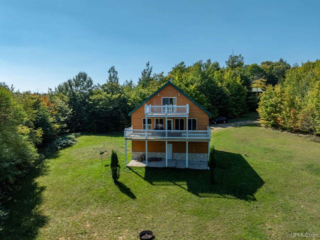N8041 Harborview Drive, Munising, MI 49862