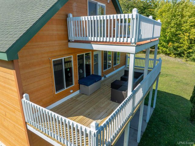 N8041 Harborview Drive, Munising, MI 49862