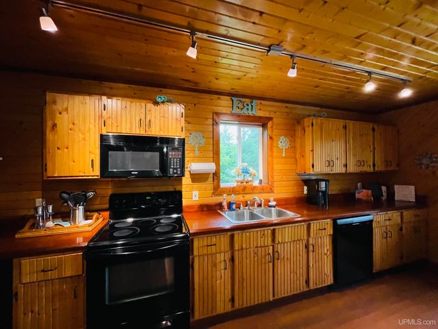 N8041 Harborview Drive, Munising, MI 49862