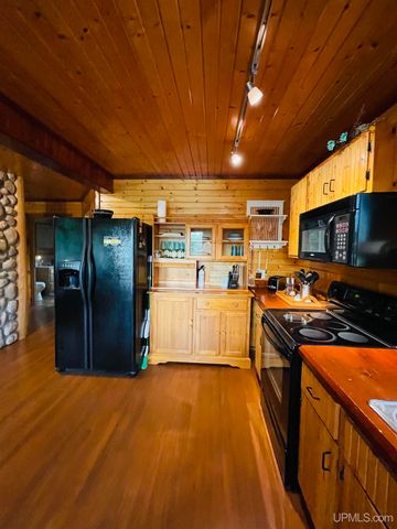 N8041 Harborview Drive, Munising, MI 49862