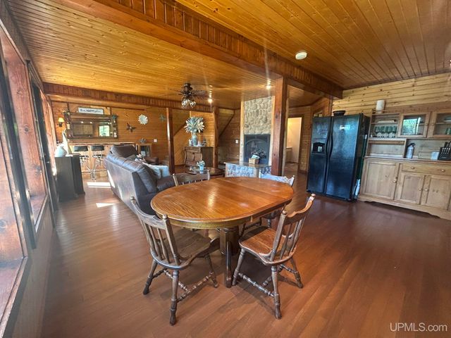 N8041 Harborview Drive, Munising, MI 49862