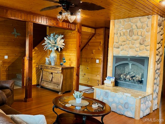 N8041 Harborview Drive, Munising, MI 49862