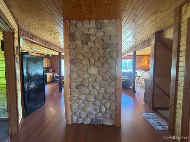 N8041 Harborview Drive, Munising, MI 49862