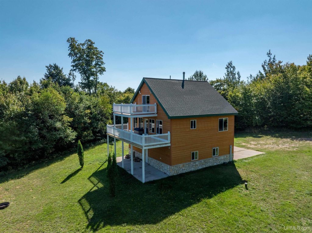 N8041 Harborview Drive, Munising, MI 49862