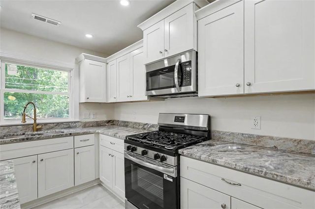 110 Artillery RD, Yorktown, VA 23692