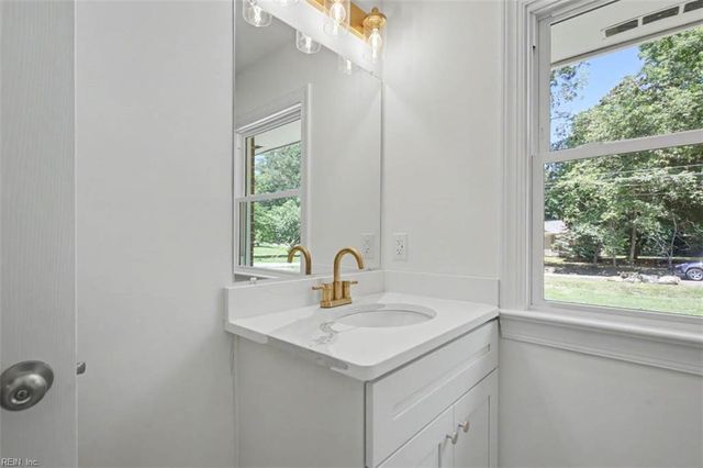 110 Artillery RD, Yorktown, VA 23692