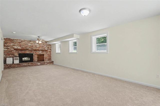 110 Artillery RD, Yorktown, VA 23692