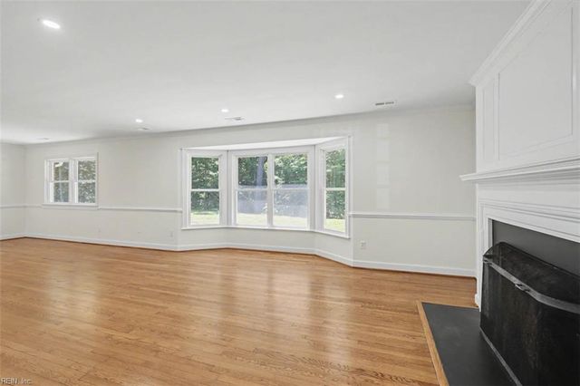 110 Artillery RD, Yorktown, VA 23692
