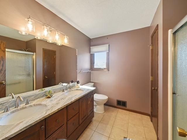 664 Greenway Avenue N, Oakdale, MN 55128