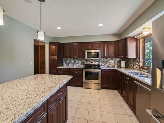 664 Greenway Avenue N, Oakdale, MN 55128