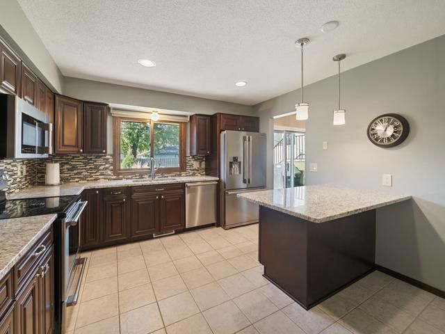 664 Greenway Avenue N, Oakdale, MN 55128