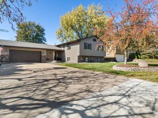 664 Greenway Avenue N, Oakdale, MN 55128