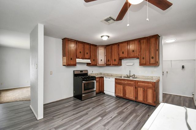 707 S Franklin Avenue, Cleveland, TX 77327