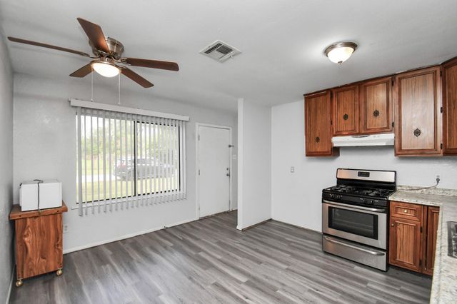 707 S Franklin Avenue, Cleveland, TX 77327