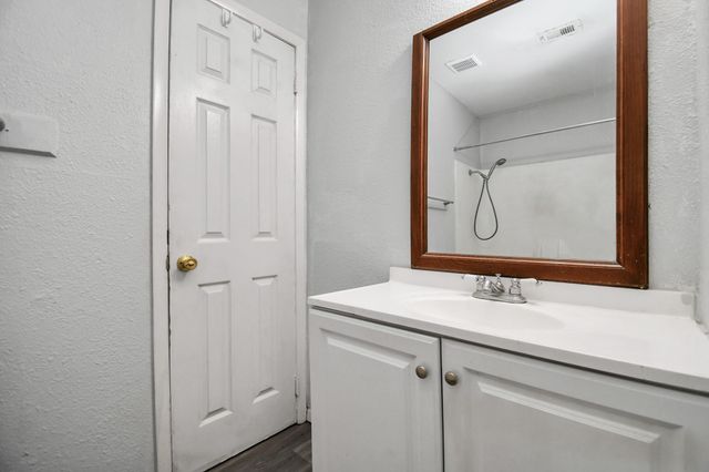 707 S Franklin Avenue, Cleveland, TX 77327