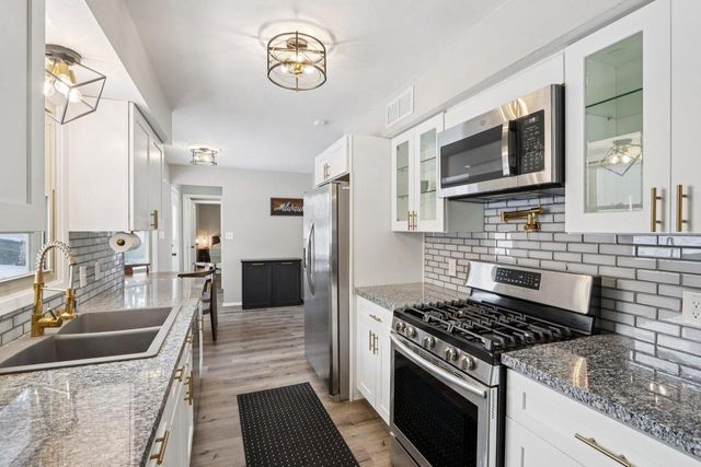 2117 Sunnyside DRIVE, Waukesha, WI 53186