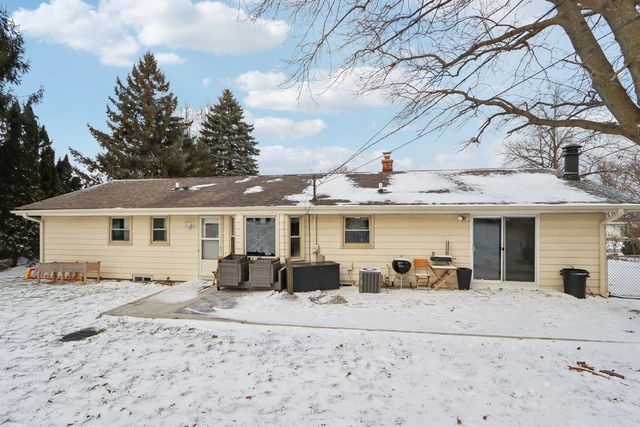 2117 Sunnyside DRIVE, Waukesha, WI 53186