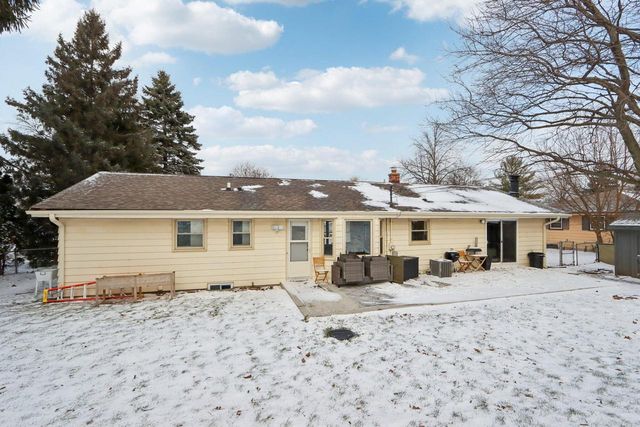 2117 Sunnyside DRIVE, Waukesha, WI 53186