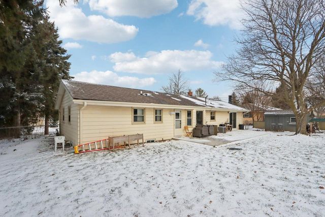 2117 Sunnyside DRIVE, Waukesha, WI 53186