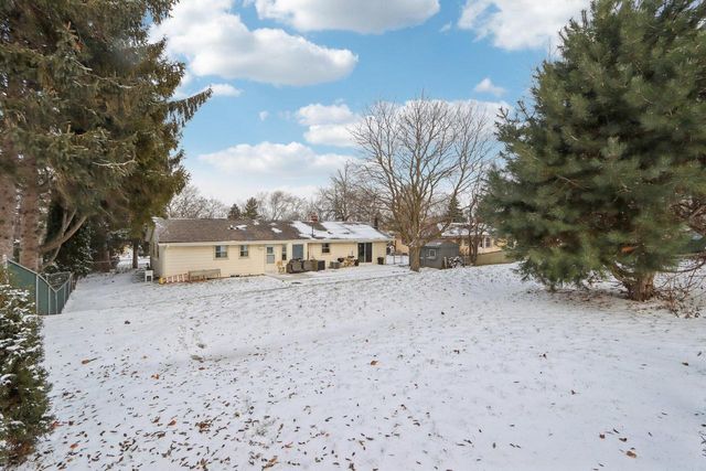 2117 Sunnyside DRIVE, Waukesha, WI 53186