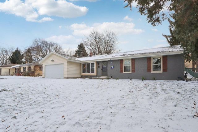 2117 Sunnyside DRIVE, Waukesha, WI 53186