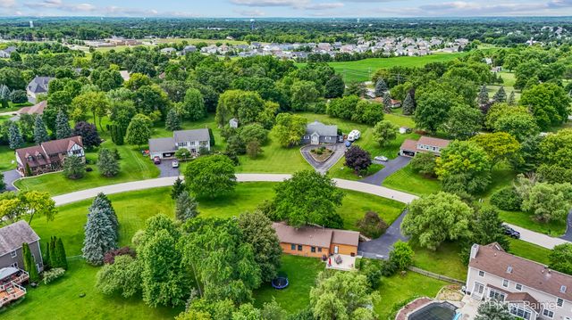 2116 N Pebble Drive, Mchenry, IL 60051