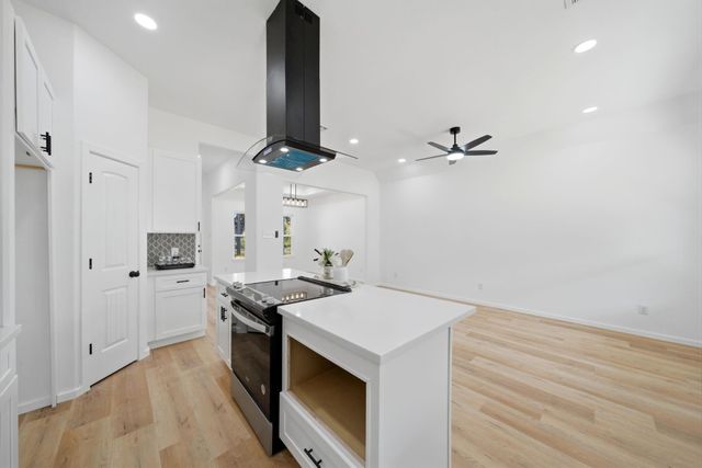 612 Austin Street, West Columbia, TX 77486