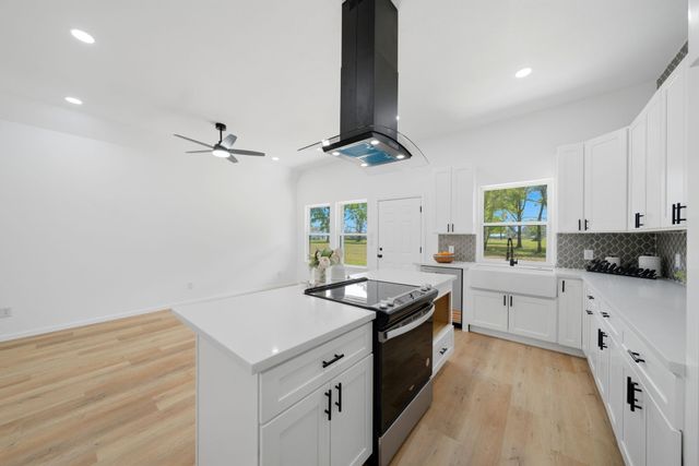 612 Austin Street, West Columbia, TX 77486