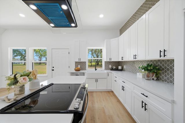 612 Austin Street, West Columbia, TX 77486