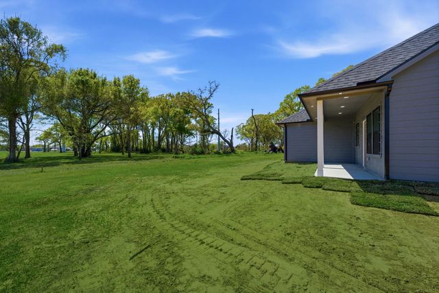 612 Austin Street, West Columbia, TX 77486