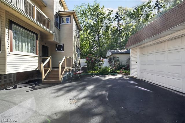 1066 Nela View Road, Cleveland Heights, OH 44112