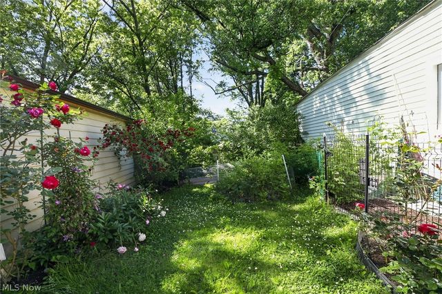 1066 Nela View Road, Cleveland Heights, OH 44112