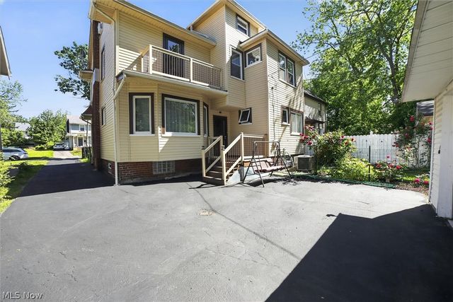 1066 Nela View Road, Cleveland Heights, OH 44112