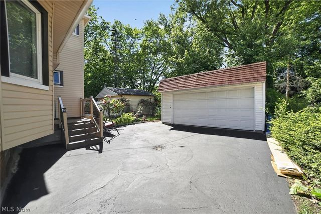 1066 Nela View Road, Cleveland Heights, OH 44112