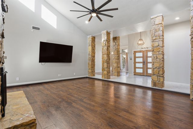 704 Timberview Court N, Fort Worth, TX 76112