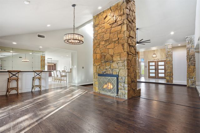 704 Timberview Court N, Fort Worth, TX 76112