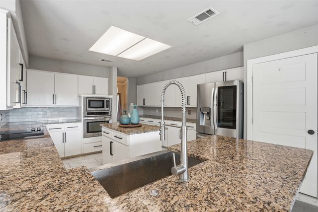 704 Timberview Court N, Fort Worth, TX 76112