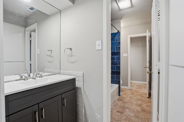 704 Timberview Court N, Fort Worth, TX 76112