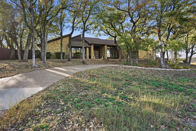 704 Timberview Court N, Fort Worth, TX 76112