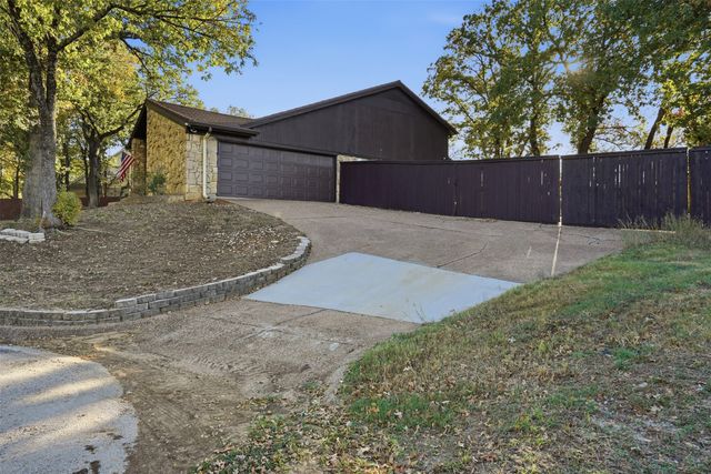 704 Timberview Court N, Fort Worth, TX 76112