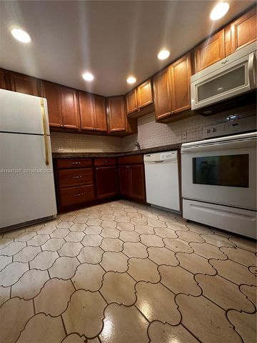 2851 S Palm Aire Dr 506, Pompano Beach, FL 33069