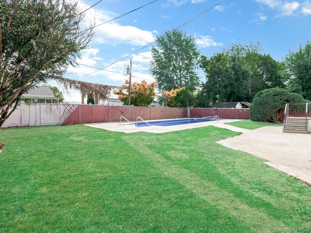 9 Honeysuckle, Kings Park, NY 11754